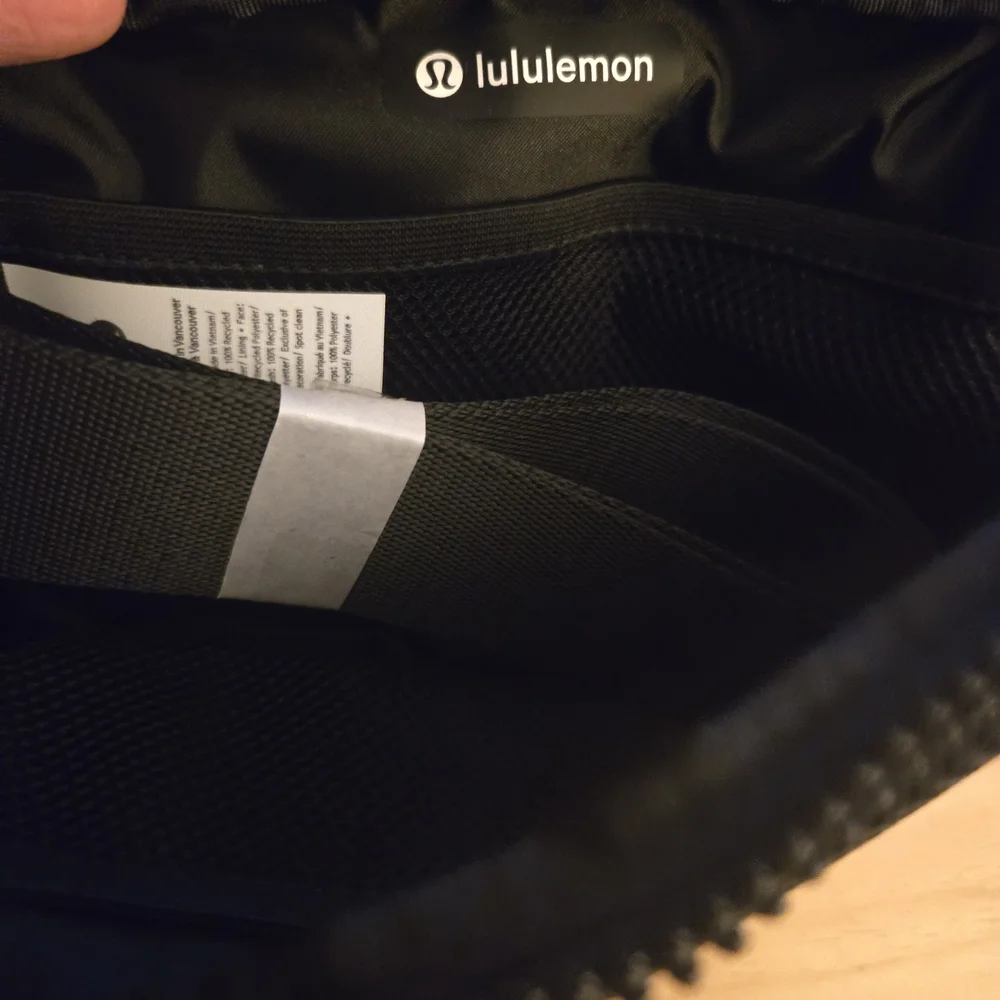 Lululemon Everywhere Belt Bag 1L Knit Mesh - Picture 4 of 5
